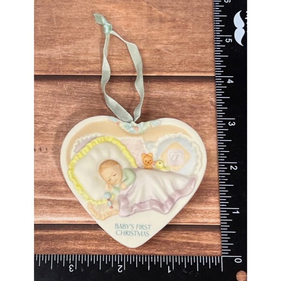 1997 HALLMARK ORNAMENT QX6535 BABYS FIRST CHRISTMAS PORCELAIN BY LADENE VOTRUBA - Picture 6 of 9